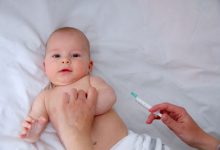 راههایی برای درمان کاهش درد واکسن نوزاد