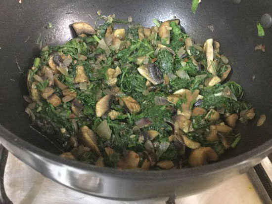 طرز تهیه پیتزا اسفناج؛ پیتزای سالم و هلثی طرز تهیه پیتزا اسفناج؛ پیتزای سالم و هلثی