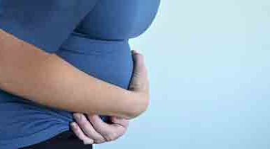تصویر علل نفخ شکم در دوران بارداری و روش‌ درمان آن