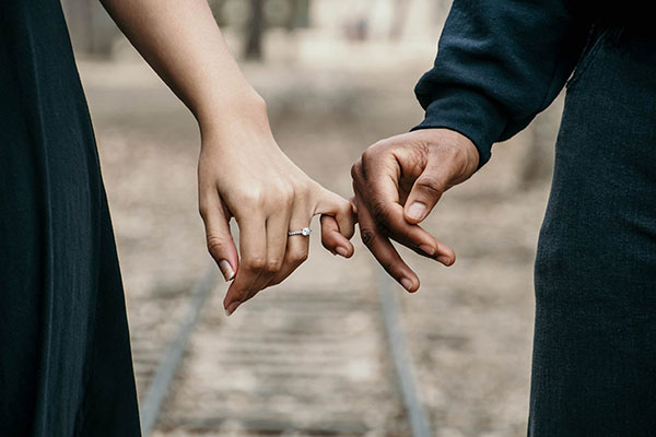 آیا عشق بی‌قیدوشرط باعث ایجاد روابط سالم می‌شود؟